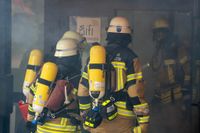 Die Hauptübung der Sindelfinger Feuerwehr bestand aus mehreren Teilen: Erst zeigten sie mit historischen Löscheinheiten, wie früher das Feuer bekämpft wurde - anschließend retteten sie aus dem Maichinger Bürgerhaus Personen über tragbare Leitern und Drehleiter.