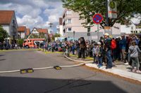 Die Hauptübung der Sindelfinger Feuerwehr bestand aus mehreren Teilen: Erst zeigten sie mit historischen Löscheinheiten, wie früher das Feuer bekämpft wurde - anschließend retteten sie aus dem Maichinger Bürgerhaus Personen über tragbare Leitern und Drehleiter.