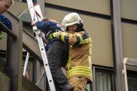 Die Hauptübung der Sindelfinger Feuerwehr bestand aus mehreren Teilen: Erst zeigten sie mit historischen Löscheinheiten, wie früher das Feuer bekämpft wurde - anschließend retteten sie aus dem Maichinger Bürgerhaus Personen über tragbare Leitern und Drehleiter.