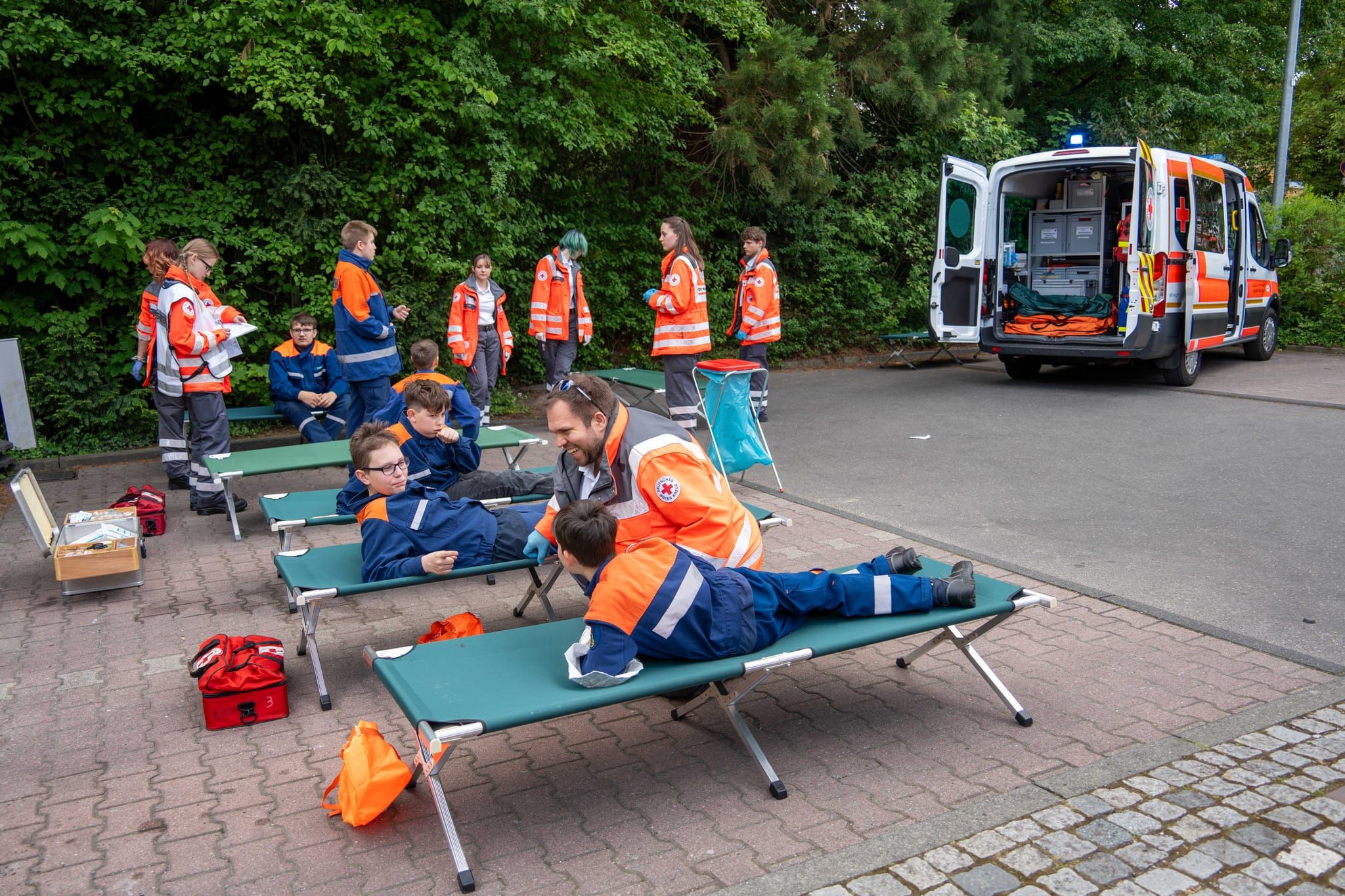 Die Hauptübung der Sindelfinger Feuerwehr bestand aus mehreren Teilen: Erst zeigten sie mit historischen Löscheinheiten, wie früher das Feuer bekämpft wurde - anschließend retteten sie aus dem Maichinger Bürgerhaus Personen über tragbare Leitern und Drehleiter.
