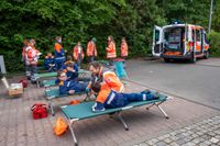 Die Hauptübung der Sindelfinger Feuerwehr bestand aus mehreren Teilen: Erst zeigten sie mit historischen Löscheinheiten, wie früher das Feuer bekämpft wurde - anschließend retteten sie aus dem Maichinger Bürgerhaus Personen über tragbare Leitern und Drehleiter.