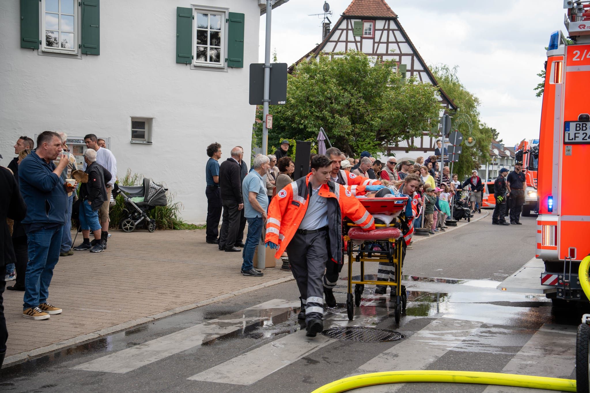 Die Hauptübung der Sindelfinger Feuerwehr bestand aus mehreren Teilen: Erst zeigten sie mit historischen Löscheinheiten, wie früher das Feuer bekämpft wurde - anschließend retteten sie aus dem Maichinger Bürgerhaus Personen über tragbare Leitern und Drehleiter.