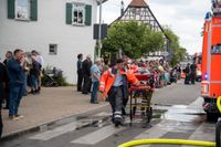 Die Hauptübung der Sindelfinger Feuerwehr bestand aus mehreren Teilen: Erst zeigten sie mit historischen Löscheinheiten, wie früher das Feuer bekämpft wurde - anschließend retteten sie aus dem Maichinger Bürgerhaus Personen über tragbare Leitern und Drehleiter.