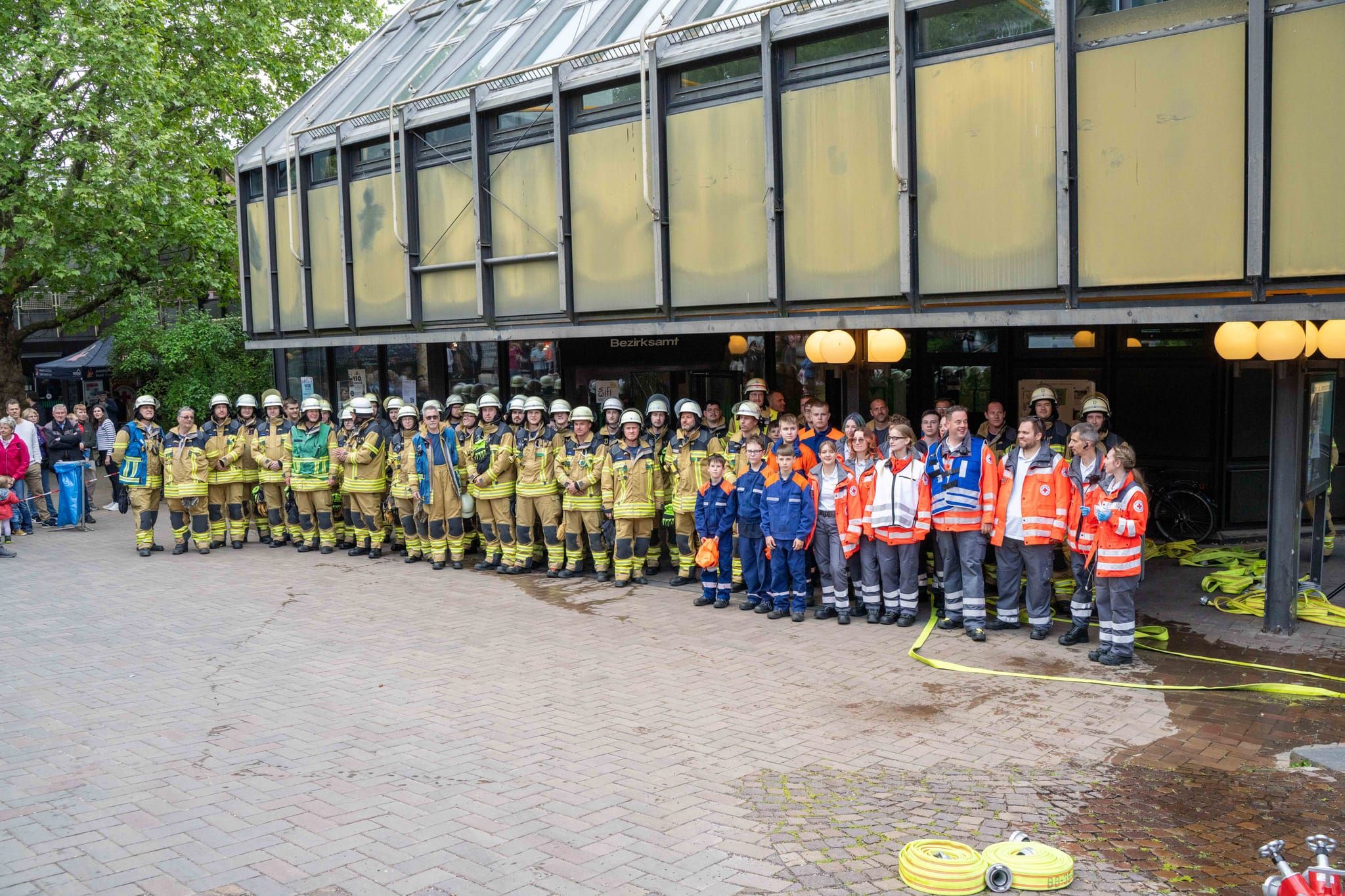 Die Hauptübung der Sindelfinger Feuerwehr bestand aus mehreren Teilen: Erst zeigten sie mit historischen Löscheinheiten, wie früher das Feuer bekämpft wurde - anschließend retteten sie aus dem Maichinger Bürgerhaus Personen über tragbare Leitern und Drehleiter.