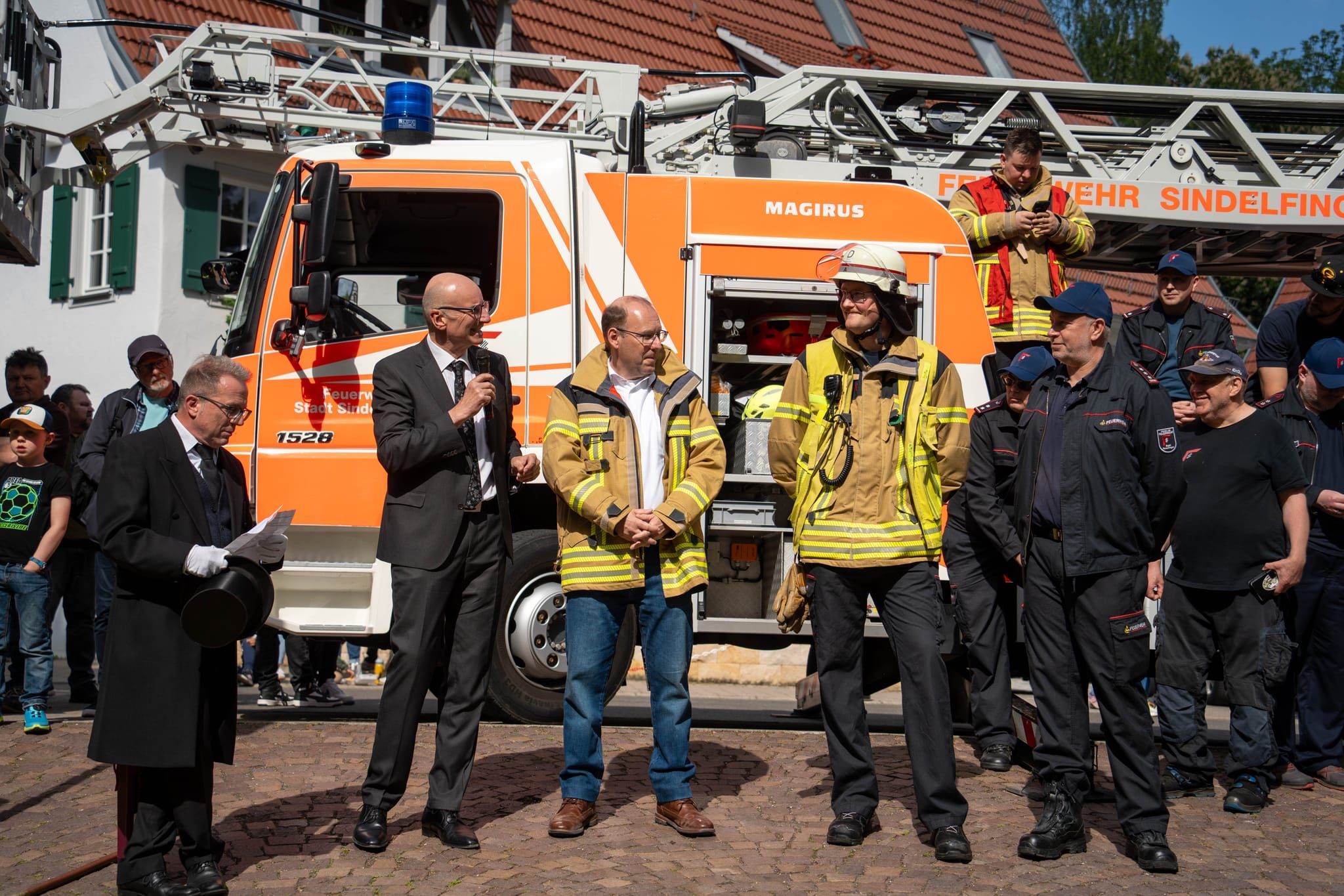 Die Hauptübung der Sindelfinger Feuerwehr bestand aus mehreren Teilen: Erst zeigten sie mit historischen Löscheinheiten, wie früher das Feuer bekämpft wurde - anschließend retteten sie aus dem Maichinger Bürgerhaus Personen über tragbare Leitern und Drehleiter.