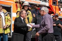 Die Hauptübung der Sindelfinger Feuerwehr bestand aus mehreren Teilen: Erst zeigten sie mit historischen Löscheinheiten, wie früher das Feuer bekämpft wurde - anschließend retteten sie aus dem Maichinger Bürgerhaus Personen über tragbare Leitern und Drehleiter.