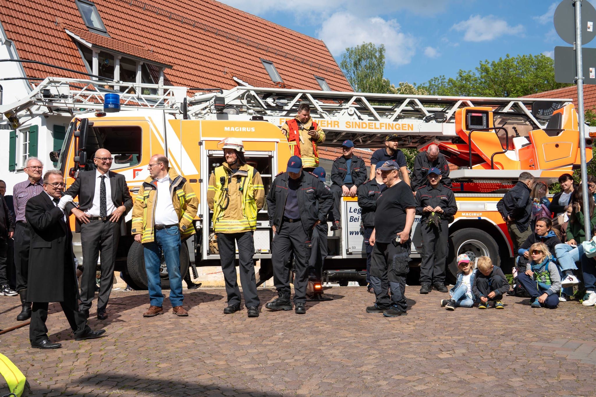 Die Hauptübung der Sindelfinger Feuerwehr bestand aus mehreren Teilen: Erst zeigten sie mit historischen Löscheinheiten, wie früher das Feuer bekämpft wurde - anschließend retteten sie aus dem Maichinger Bürgerhaus Personen über tragbare Leitern und Drehleiter.