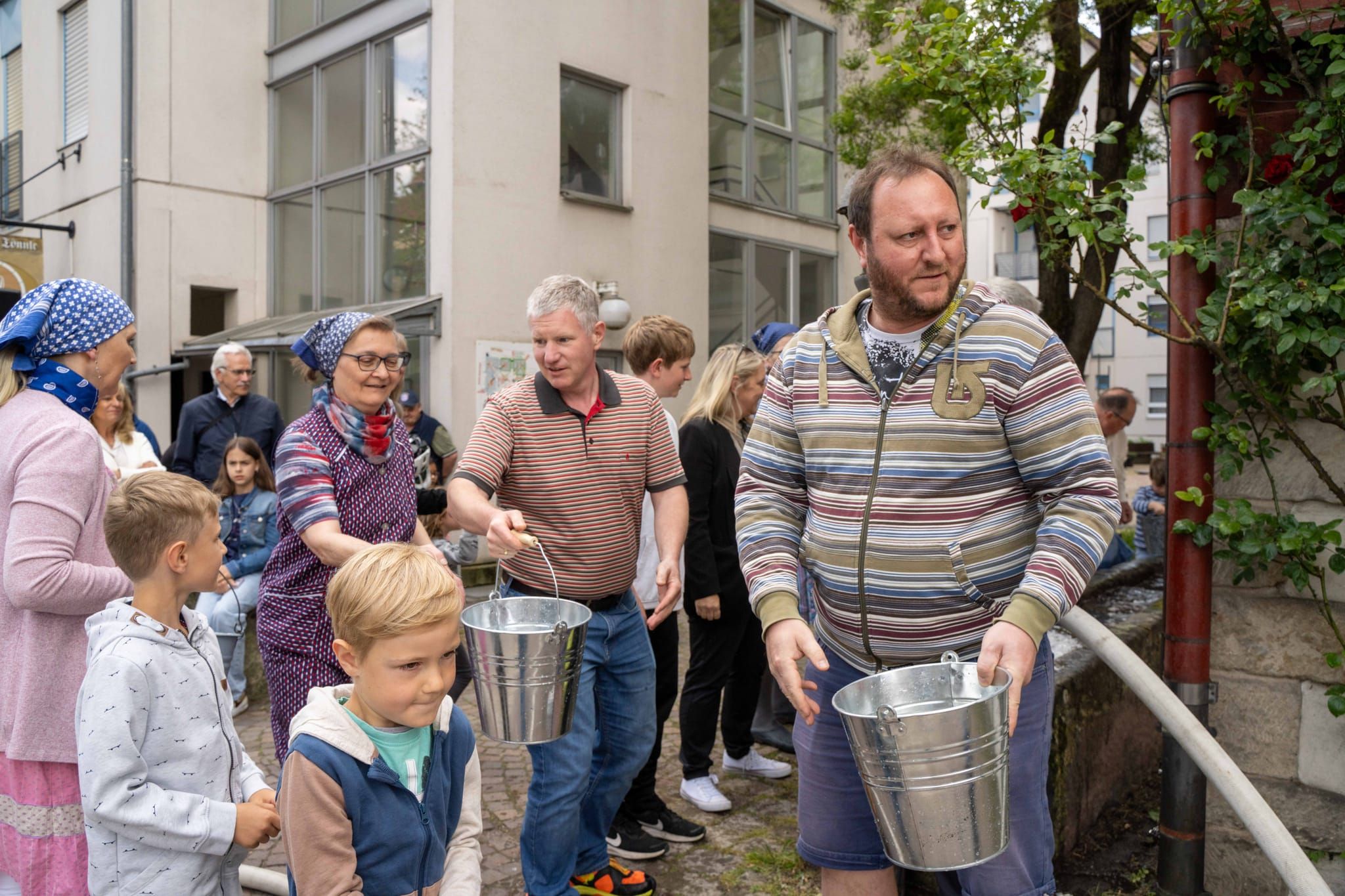 Die Hauptübung der Sindelfinger Feuerwehr bestand aus mehreren Teilen: Erst zeigten sie mit historischen Löscheinheiten, wie früher das Feuer bekämpft wurde - anschließend retteten sie aus dem Maichinger Bürgerhaus Personen über tragbare Leitern und Drehleiter.