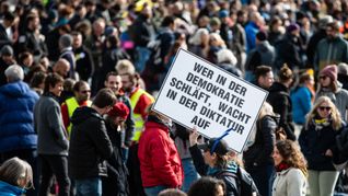 Corona war ein Katalysator für  Staatskritik, Zweifel an der Wissenschaft und obskure Glaubensrichtungen.