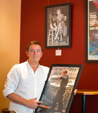 Der Magstadter Film-Freak, -Historiker, Buchautor und Filmemacher Mike Siegel zeigt zum wiederholten Mal Original-Filmplakate im „s Café“ in der Sindelfinger Turmgasse. Abgedeckt werden die 1930er bis 1970er Jahre, darunter Filme wie „Taxi Driver“, „Easy Rider“ oder „Frühstück bei Tifany“. Bis auf Weiteres: Mo-Fr 16-24 Uhr, Sa 11-24 Uhr, So geschlossen.