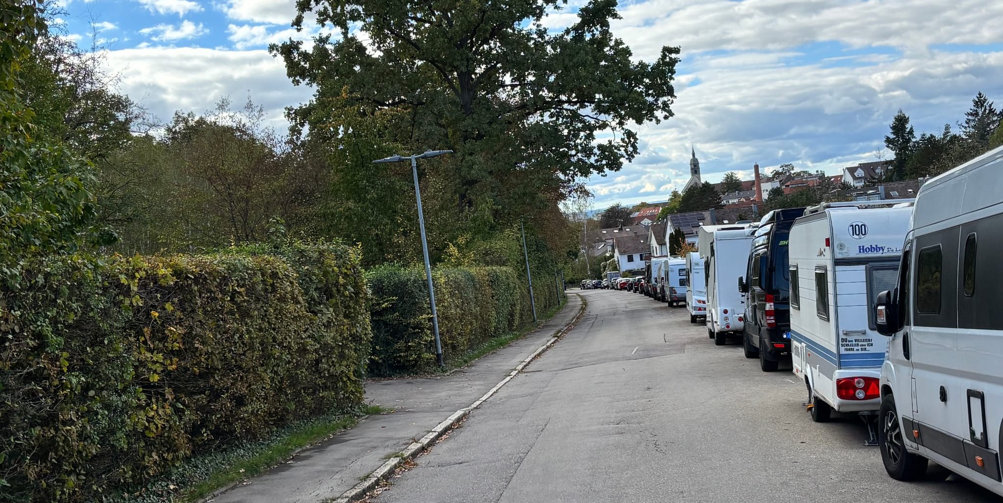 In der Herrschaftsgartenstraße nehmen Wohnmobile nach Ansicht von Dr. Ulrich Wellmann viel Platz weg
