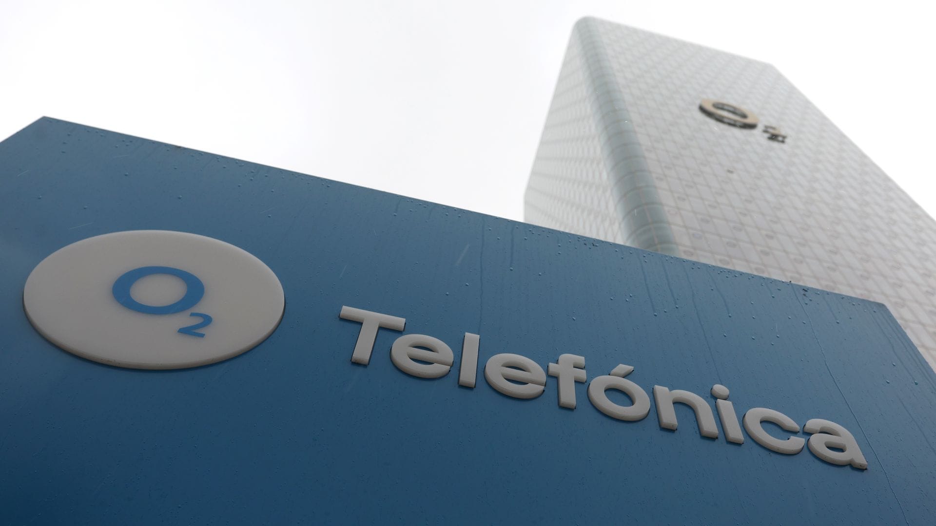 Das Logo des Telekommunikationsanbieters O2 Telefónica ist auf einem Schild vor der Deutschlandzentrale am Uptown-Hochhaus zu sehen. Das Unternehmen will künftig mehr Antennen in Naturschutzgebieten aufstellen.