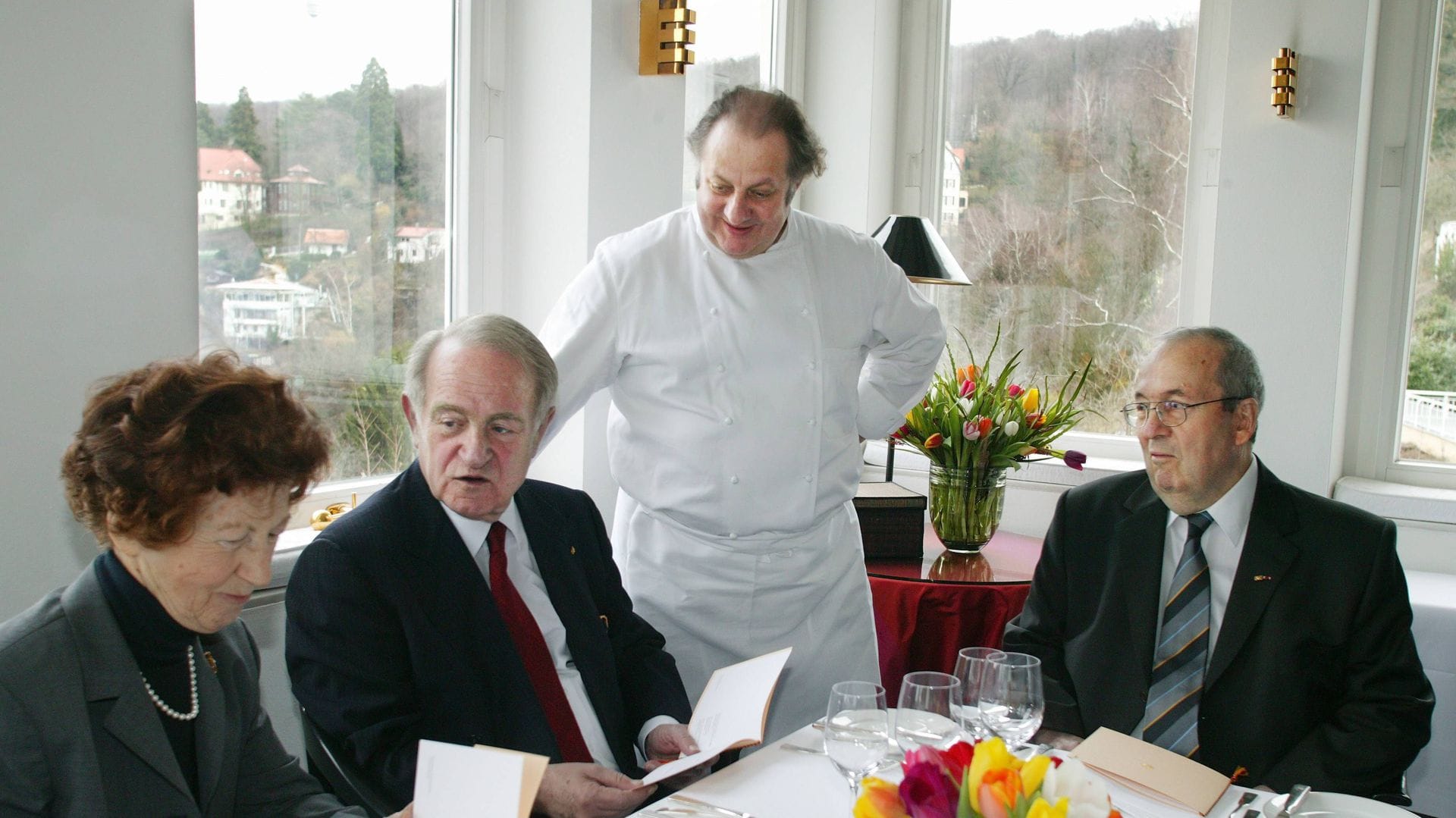 Hoher Besuch hoch über Stuttgart. Manfred Rommel (re., Ehrenbürger der Stadt Stuttgart), seine Ehefrau Lieselotte (links), der damalige Bundespräsident Johannes Rau und Koch Vincent Klink während der Geburtstagsfeier Rommels anlässlich seines 75. Geburtstages.