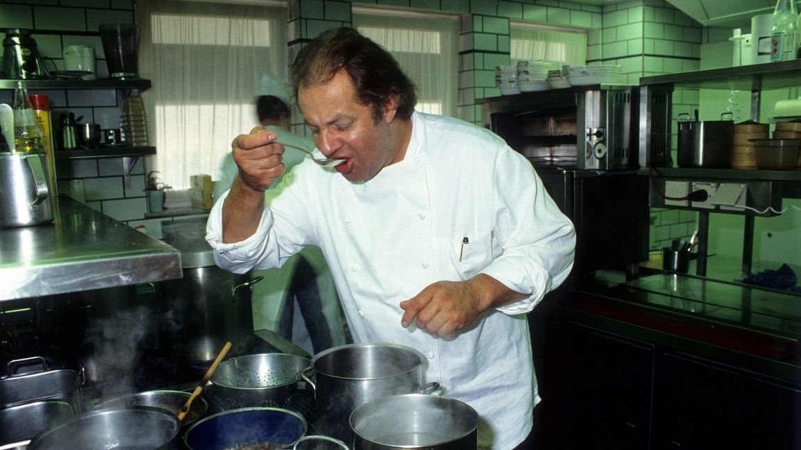 Ein Bild aus alten Zeiten. Noch heute spaziert Vincent Klink durch die Küche der Wielandshöhe, die von Jörg Neth geleitet wird.