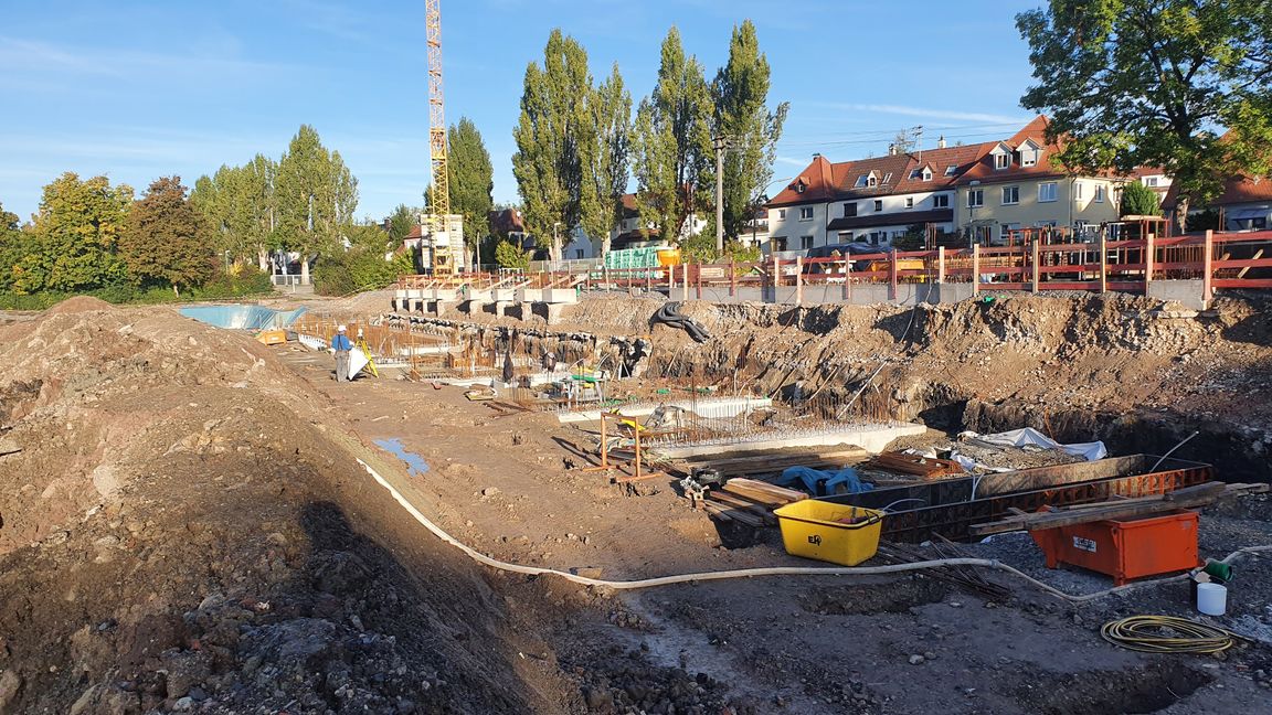 So sieht es derzeit im Floschenstadion aus: Für das künftige Hauptgebäude entsteht als nächstes die Bodenplatte. Für die angrenzenden Leichtathletik-Anlagen und das Fußball-Spielfeld ist der Untergrund noch nicht stabil genug. Hier gibt es eine deutliche Kostensteigerung. Bild: Wegner