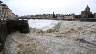 Im März waren insbesondere die Toskana und die Emilia-Romagna von Unwettern betroffen wie hier am Fluss Arno. (Archivbild)