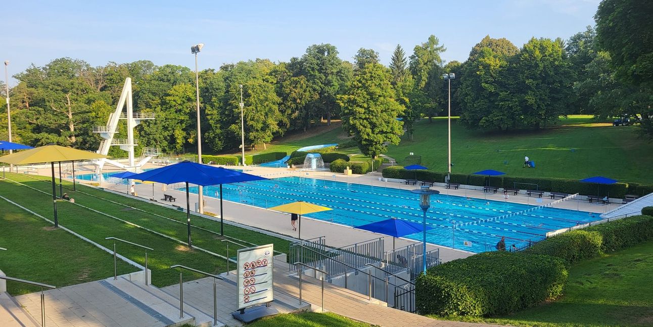 Freibad-Idylle am frühen Morgen: Noch liegt das Sportbecken verlassen da.