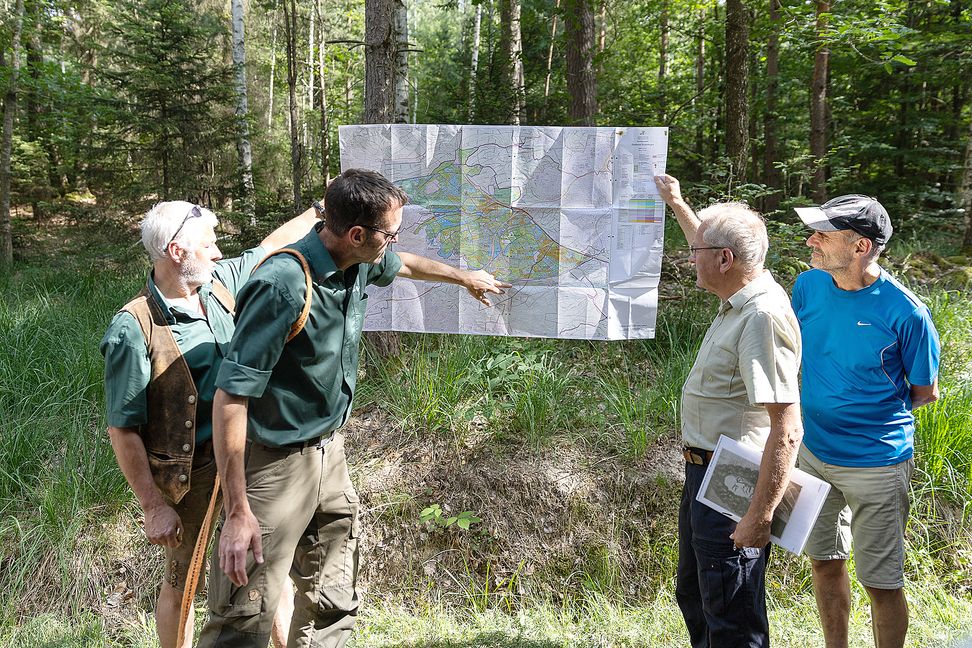 Als Förster sind Joachim König (links) und Markus Klas (Zweiter von links) täglich im Stadtwald Sindelfingen unterwegs.