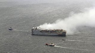 Das brennende Autofrachtschiff „Fremantle Highway“ im Juli 2023.