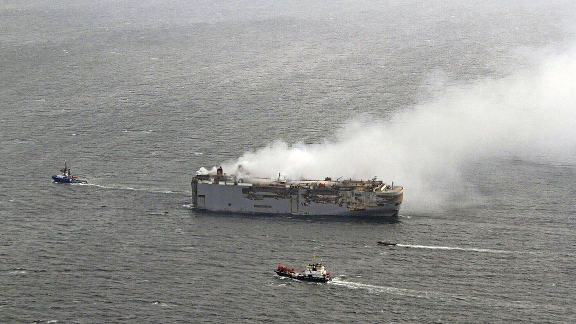 Das brennende Autofrachtschiff „Fremantle Highway“ im Juli 2023.