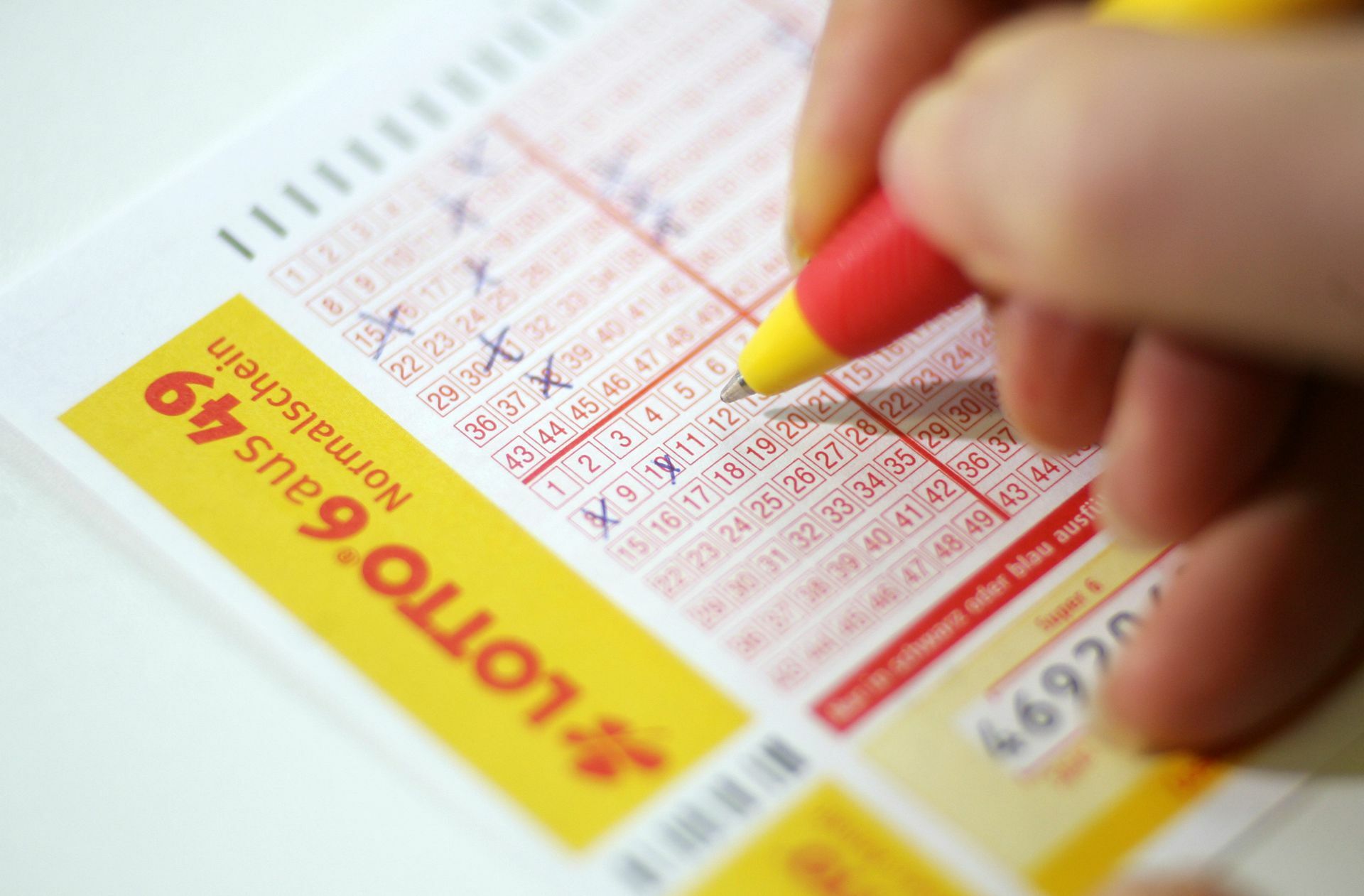Ankreuzen nach Mustern oder lieber nach Geburtsdaten? Rund 7,3 Millionen Bundesbürger spielen regelmäßig Lotto. Viele tippen trotzdem so, als seien sie die Einzigen. Foto: dpa/Jens Wolf