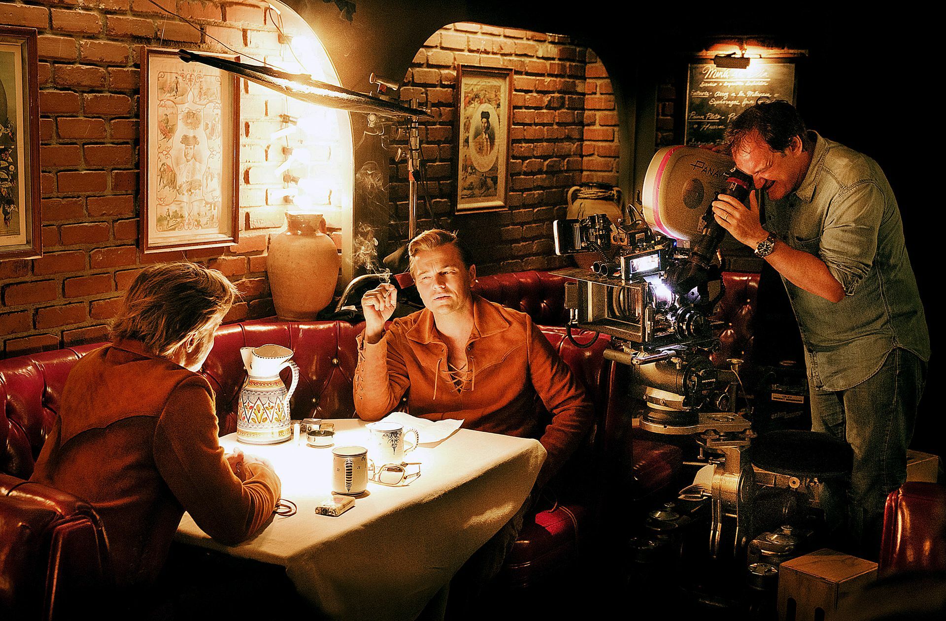 Die Geschichte geht weiter: Brad Pitt, Leonardo DiCaprio und Quentin Tarantino (v. li.) bei den Dreharbeiten zu „Once upon a Time in Hollywood“.
 Foto: imago images/Everett Col.