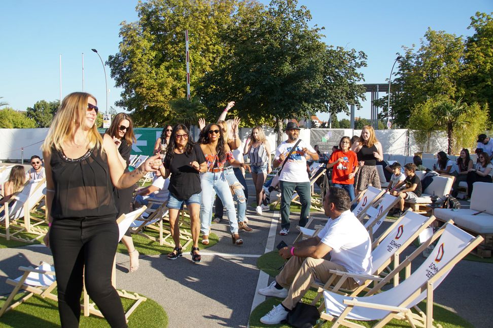 Chillen und feiern: Beste Stimmung beim Vibe Festival auf dem Parkdeck der Böblinger Kongresshalle. Bilder: Dettenmeyer