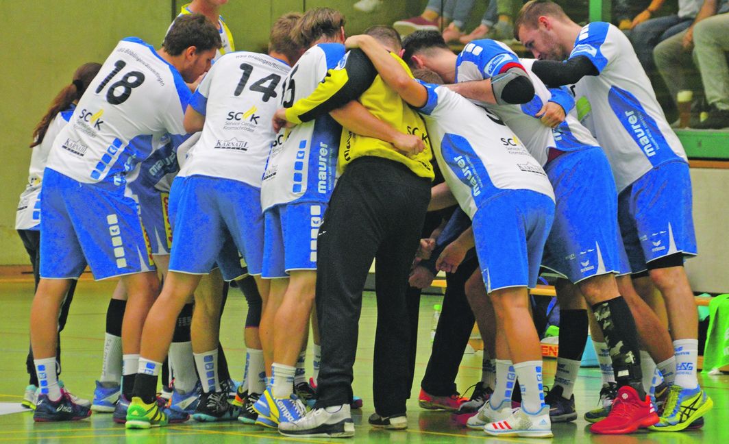 Da half es auch nichts, die Köpfe zusammenzustecken. Personell gebeutelt war für die HSG Böblingen/Sindelfingen bei den SF Schwaikheim nichts zu holen. Der von Co-Trainer Ingo Krämer betreute Aufsteiger musste sich mit 26:34 geschlagen geben. Bild: Wegner/A