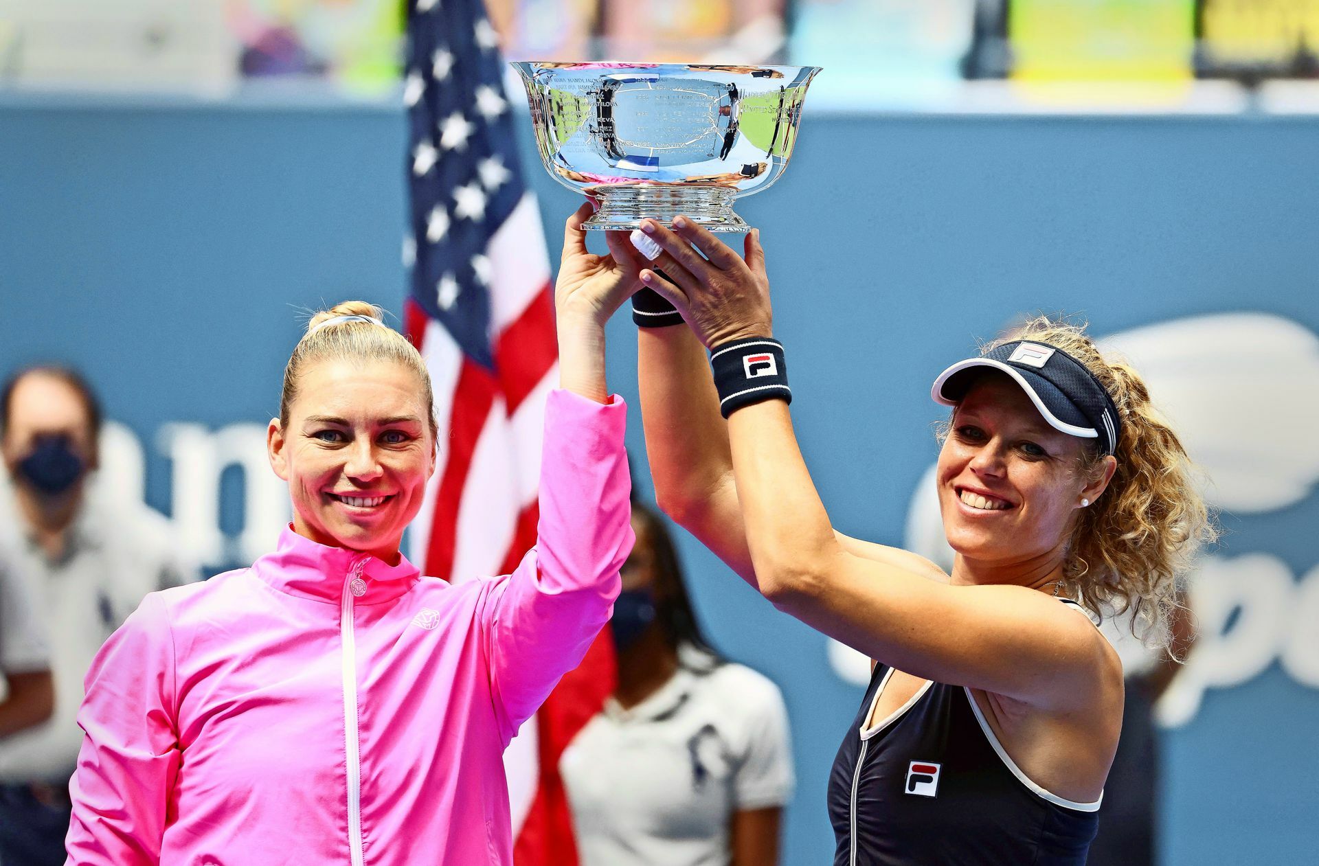 Doppeltes Glück: Laura Siegemund (rechts) und Vera Swonarewa halten die Schale in die Höhe.