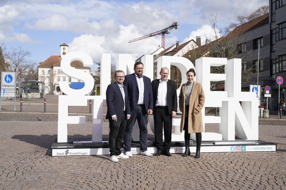 Präsentation des neuen Sindelfinger Wahrzeichens (von links): City-Manager Hanno Kreuter; Felix Rapp, Geschäftsführer Wirtschaftsförderung Sindelfingen (WSG), OB Dr. Bernd Vöhringer und Luzie Halbach, WSG-Projektleiterin Stadtmarketing/Tourismus.