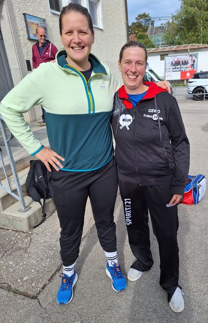 Irene Ivancan (lins) und Alexandra Schankula (ehemals Urban) bei ihrem zufälligen Treffen in Fürstenfeldbruck. Bild: z