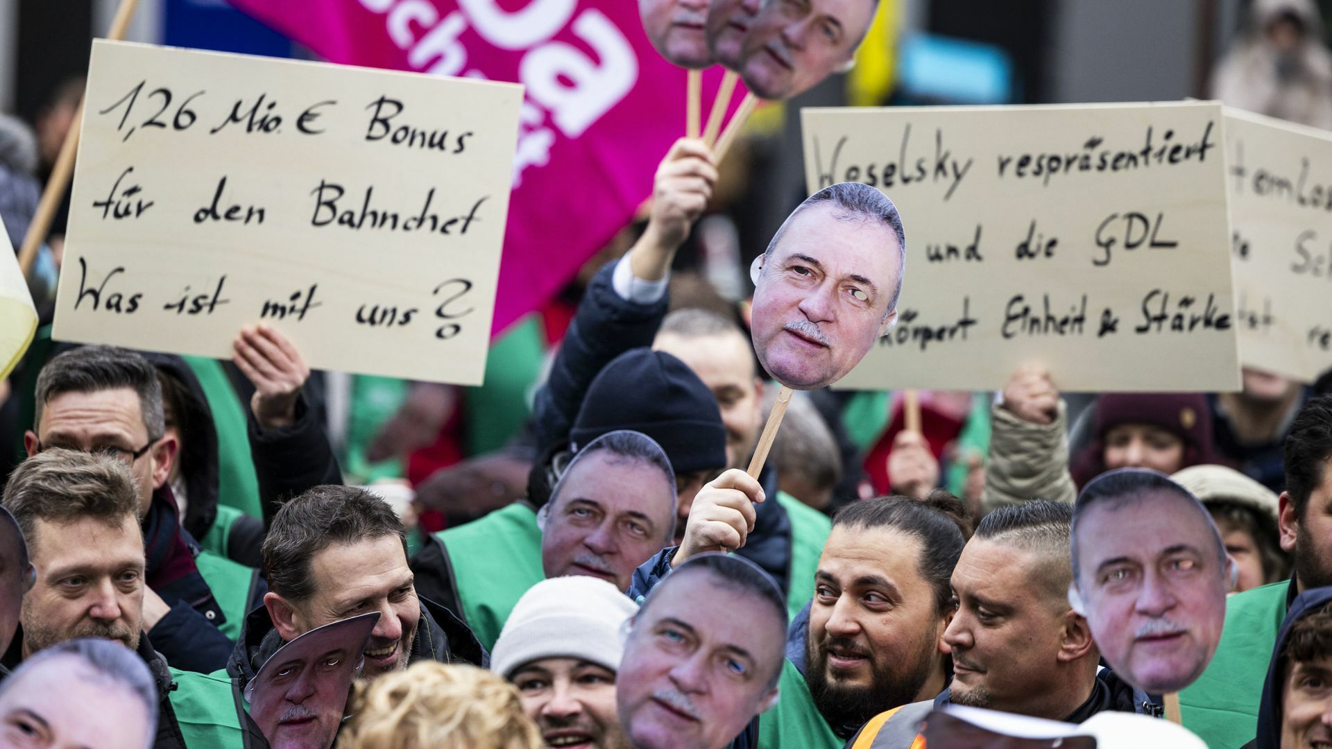 Streikkundgebung der GDL in Köln: Claus Weselsky ist zumindest als Konterfei immer dabei.