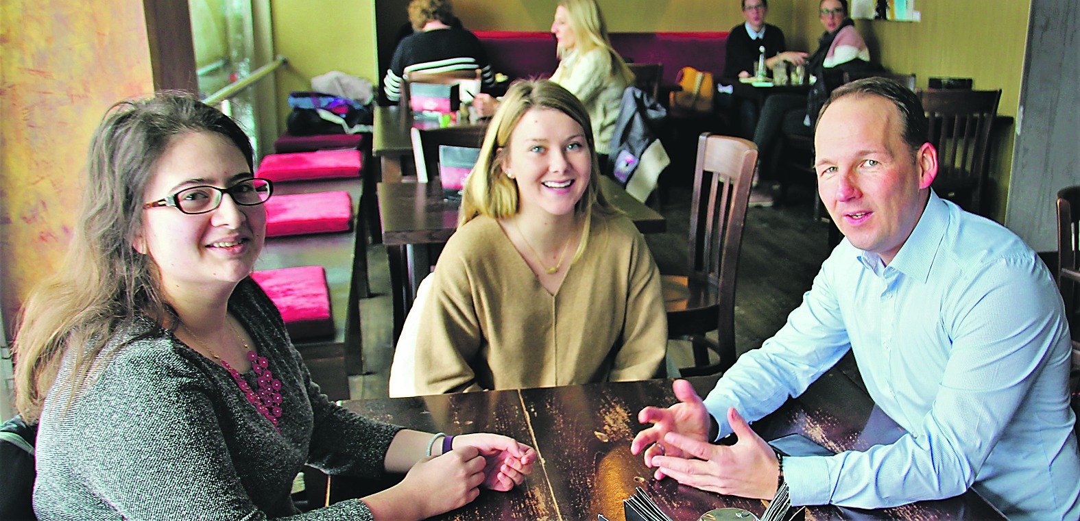 Lauren Traversa (links) und Paige Joyce berichten Marc Biadacz über ihre Erfahrungen in Deutschland. Bild: Denner