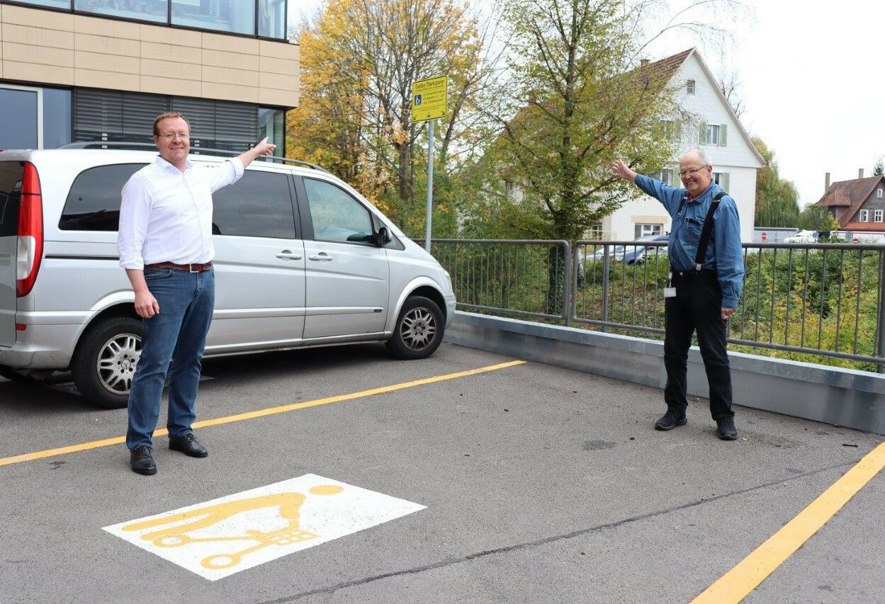 Das Bild zeigt links Jörg Aichele vom Eigenbetrieb Gebäudemanagament und rechts  Reinhard Hackl, den Beauftragten  für Menschen mit Behinderung im Landkreis Böblingen.    Bild: z