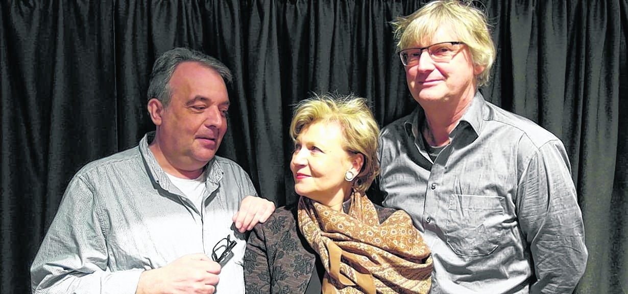 Jürgen von Bülow (rechts) inszeniert das Walser-Stück „Die Zimmerschlacht“ mit Sabine Duffner und Karsten Spitzer. Bild: Staber