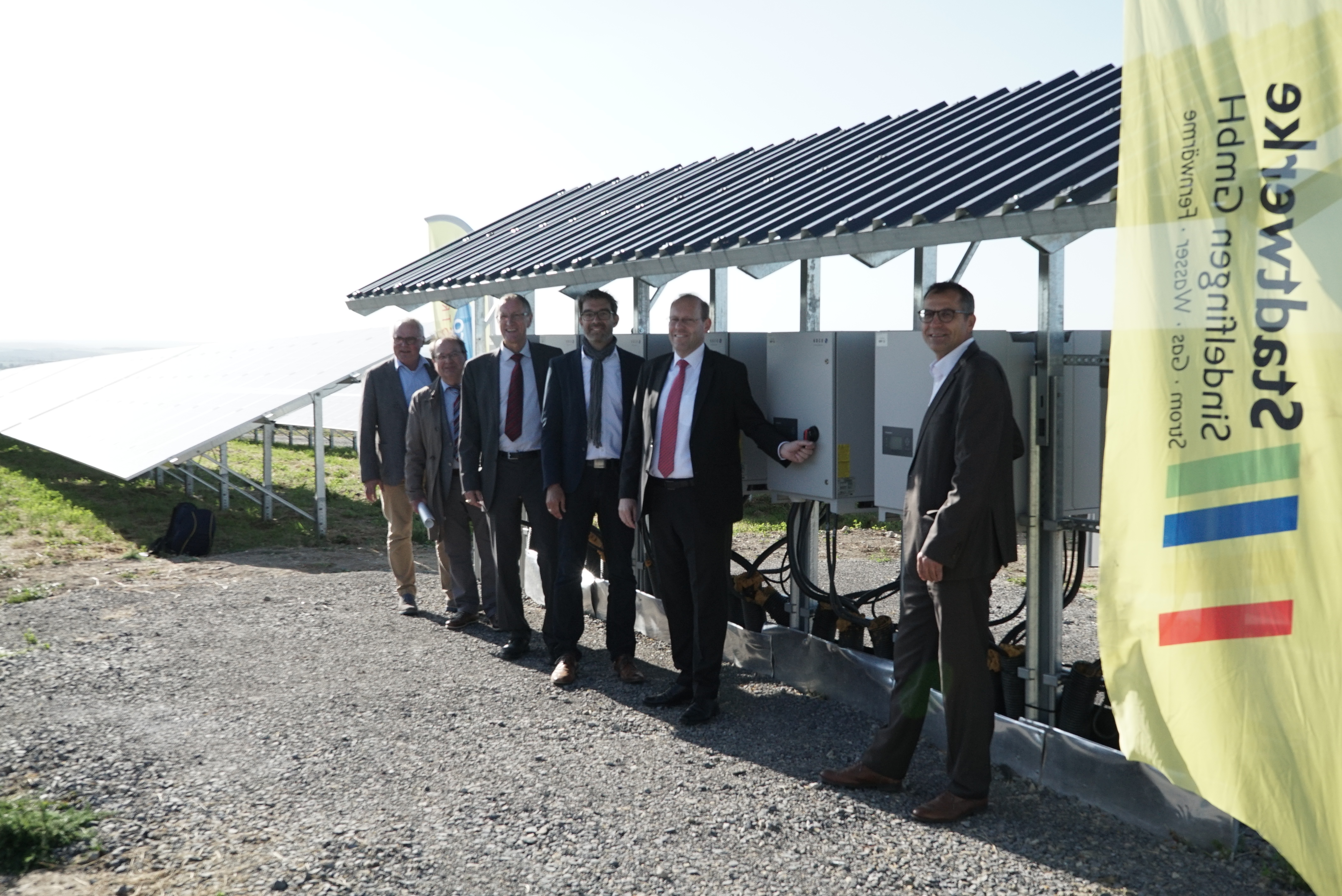 Stadtwerke Geschäftsführer Dr. Karl Peter Hoffmann, Werkleiter Abfallwirtschaftsbetrieb Wolfgang Bagin, Landrat Roland Bernhard, Staatssekretär Dr. André Baumann, OB Dr. Bernd Vöhringer und Stadtwerke-Geschäftsführer Gebhard Gentner (v.l.) schalten die Anlage frei.