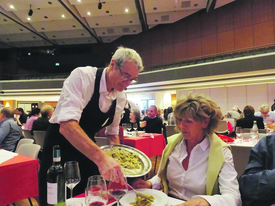 Zuletzt strömten die Besucher 2018 zu den "Kulinarischen Genüssen" in die Kongresshalle. Nach dem die geplante Veranstaltung im Vorjahr  ausgefallen ist, plant die Famija Albèisa aus Böblingens italienischer Partnerstadt in diesem November wieder ganz groß aufzutischen. Bild: Jung/Archiv