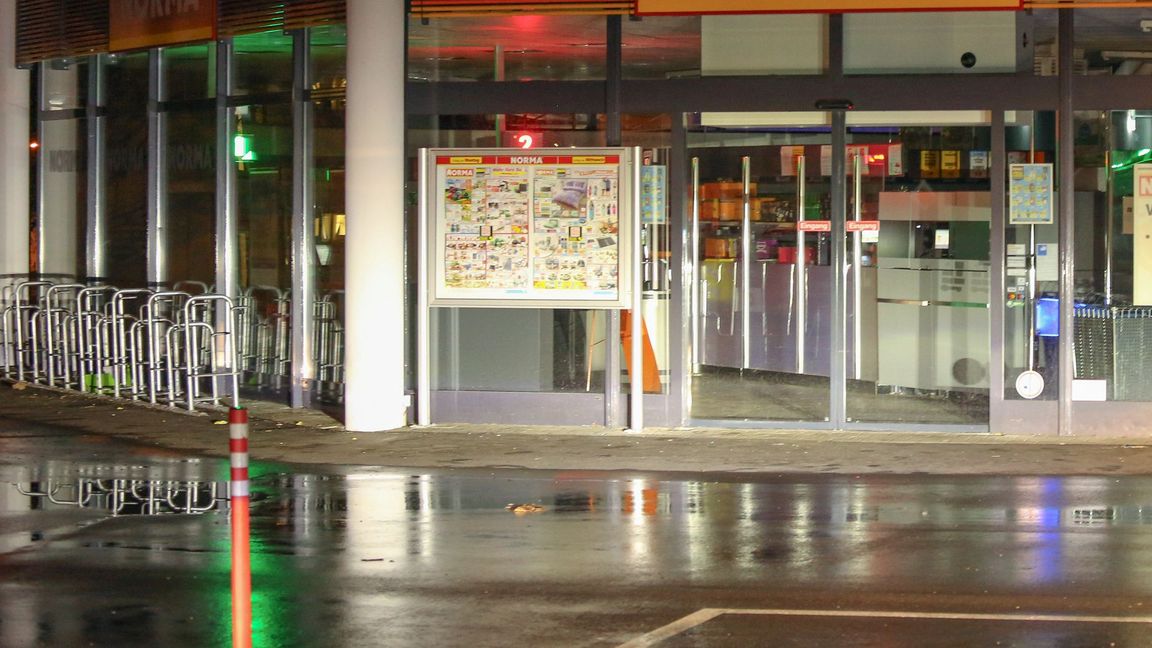 Ein 34 Jahre alter Mann soll ein vierjähriges Mädchen in einem Supermarkt in Wangen im Allgäu mit einem Messer attackiert haben.