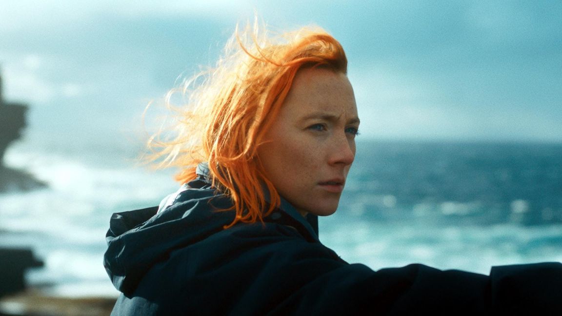 Nach mehr als einem Jahrzehnt kehrt Rona (Saoirse Ronan) in ihre Heimat auf den entlegenen Orkney-Inseln zurück.