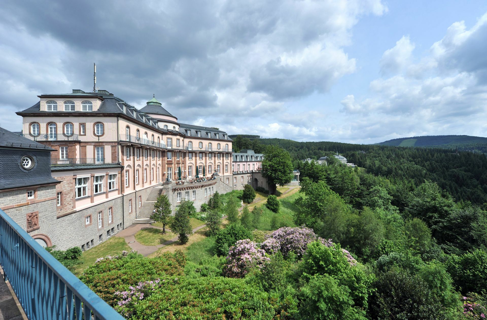 Das Hotel thront auf 770 Metern über dem Nordschwarzwald