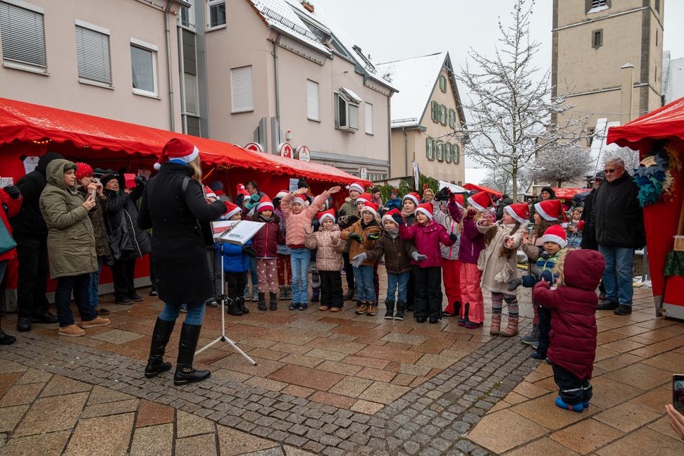 Die "Chohrwürmer" vom Liederkranz Ehningen eröffnen den Weihnachtsmarkt in Ehningen. Bild: Nüßle