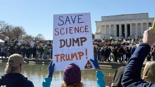 Proteste gegen die Regierung: "Rettet die Wissenschaft - Weg mit Trump!"