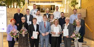 Das Gruppenfoto zeigt die Geehrten für soziales Engagement und junges Engagement.