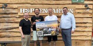 Auf unserem Foto (von links): City-Manager Hanno Kreuter, Hopfengarten-Betreiber Valentin Hillengass und Philipp Hettler, Wirtschaftsförderer Felix Rapp.