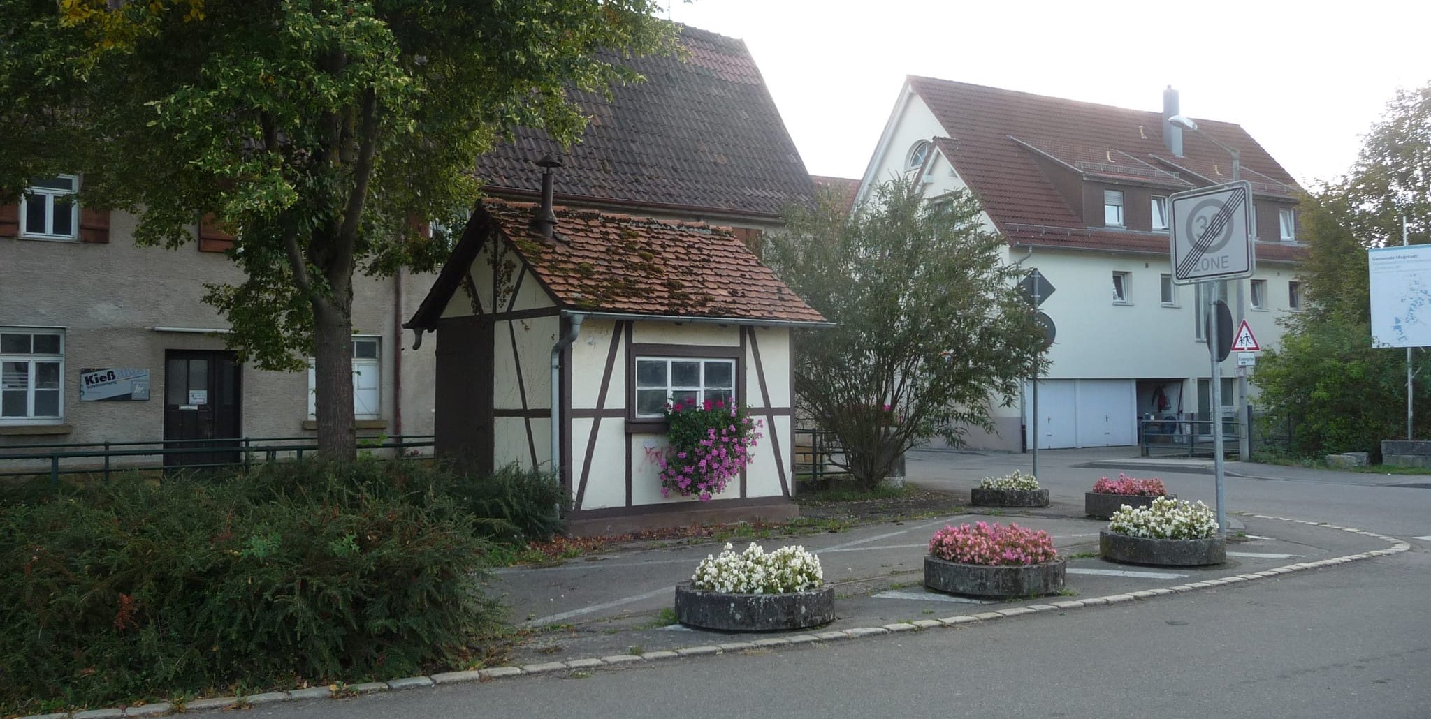 Das historische Waaghäusle zwischen Planstraße, Neuer Stuttgarter Straße und Planbach steht im Weg, wenn Bach und Planstraße verlegt werden. Die Hoffnung, das Häuschen so abzubrechen, dass es an anderer Stelle wieder aufgebaut werden kann, dämpfte Bürgerm
