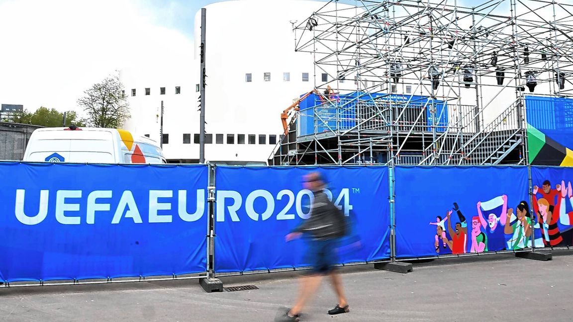 Monteure arbeiten am Aufbau der Fan-Zone in Düsseldorf.