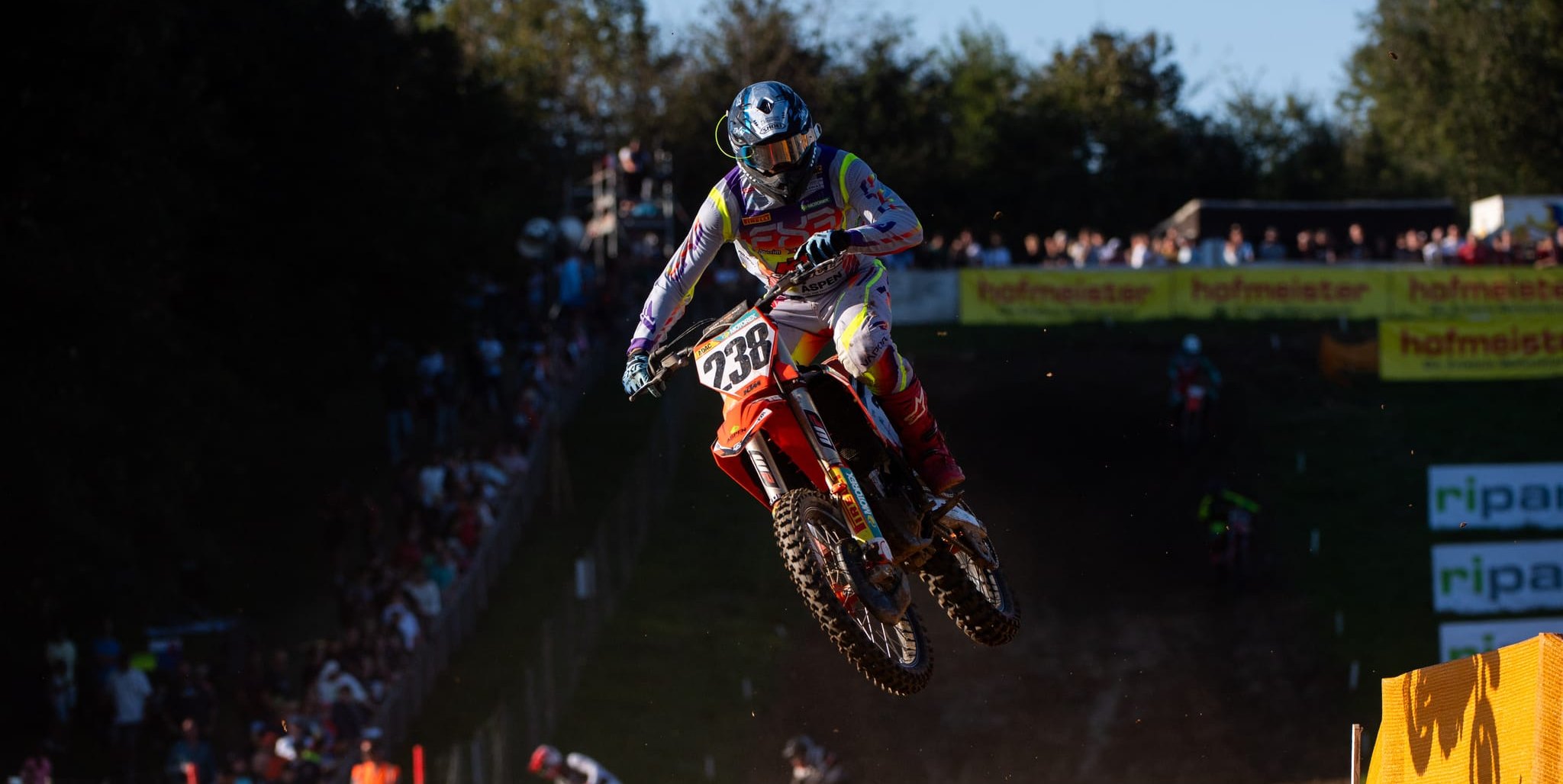 KTM-Pilot Lukas Platt hart am Gas. Motocross kennt keine Kompromisse.