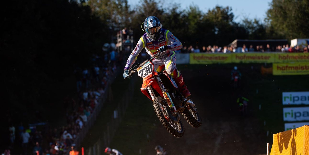 KTM-Pilot Lukas Platt hart am Gas. Motocross kennt keine Kompromisse.