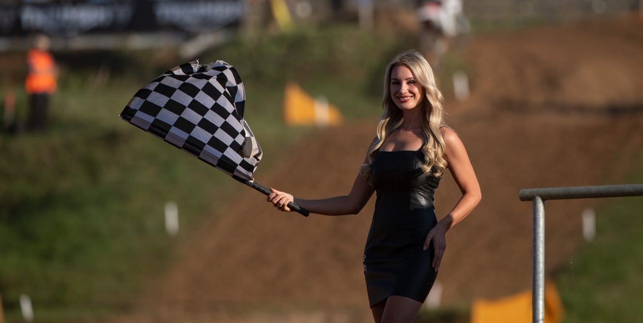 Grid-Girl an der Cross-Strecke.