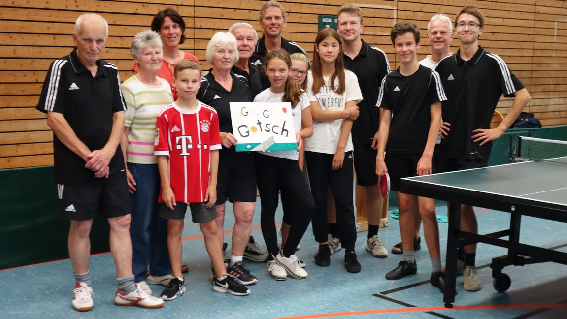 Auf dem Gruppenfoto präsentierte sich die große Gotsch-Familie, die es in der Halle mit Spielern und Zuschauern auf 14 Familienmitglieder aus drei Generationen brachte